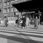 846713 Afbeelding van de oversteekplaats voor voetgangers bij het N.S.-station Amsterdam C.S. te Amsterdam.
